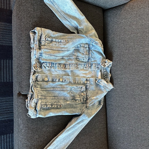 Old navy light jean jacket!! Size medium in womens. - Picture 3 of 4